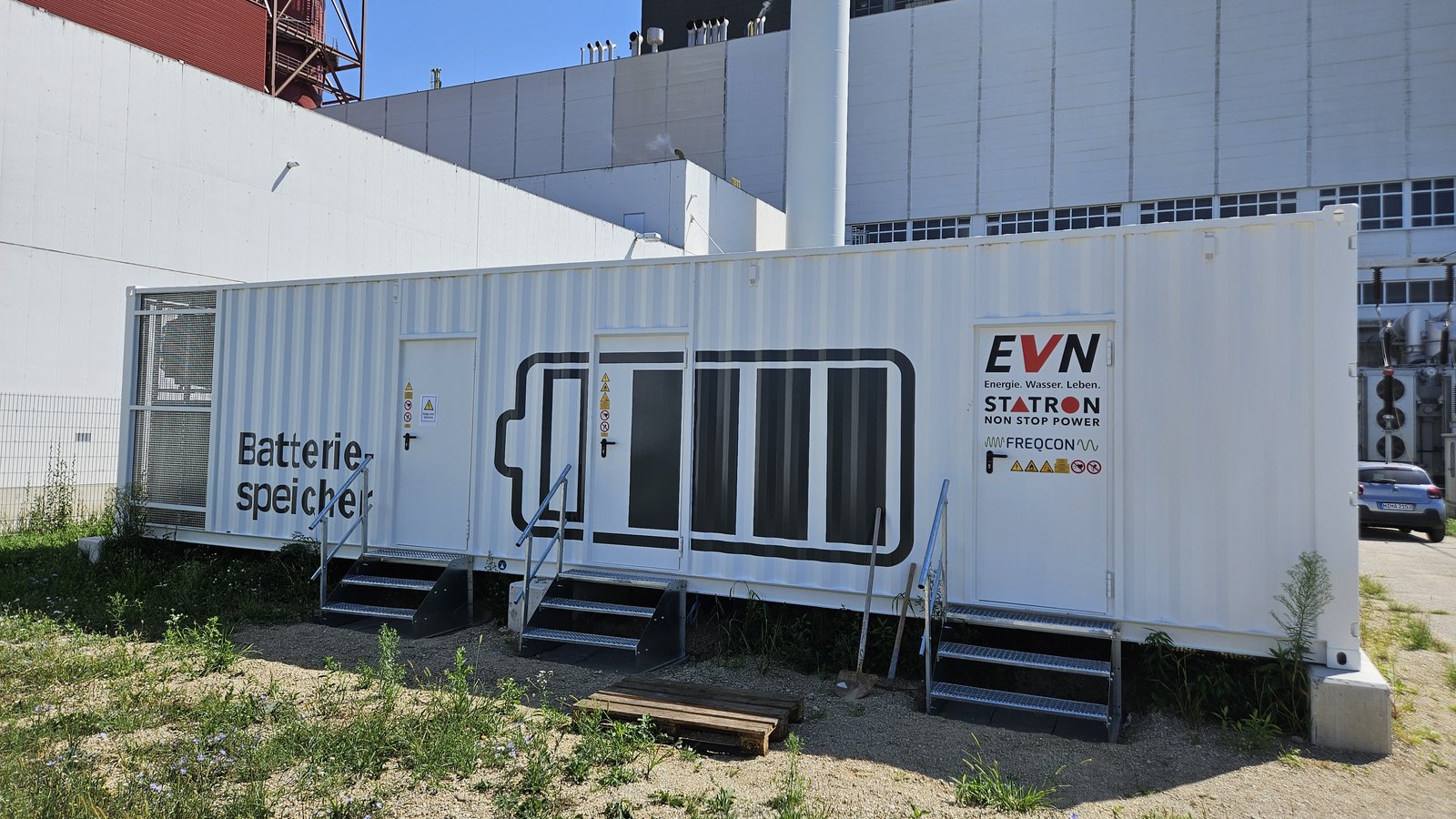 Contenedor de almacenamiento de energía en Theiss, Austria, fotografía de contexto