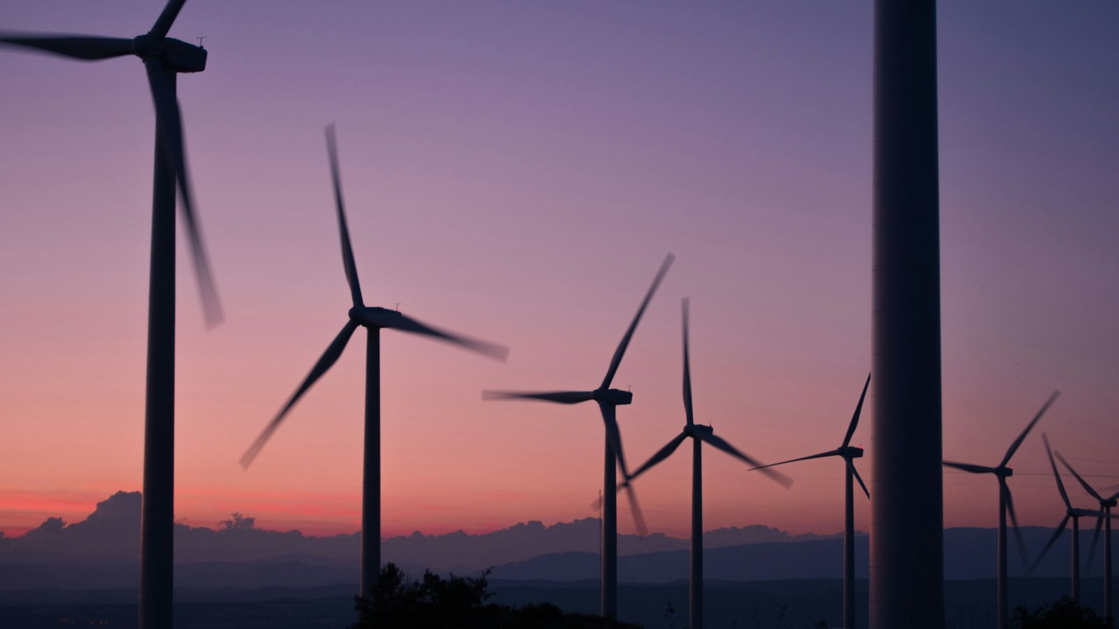 Aerogeneradores en un paisaje abierto, fotografía de contexto de energía renovable